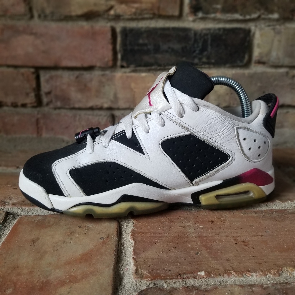 Nike Women’s White Black Pink Athletic Shoes